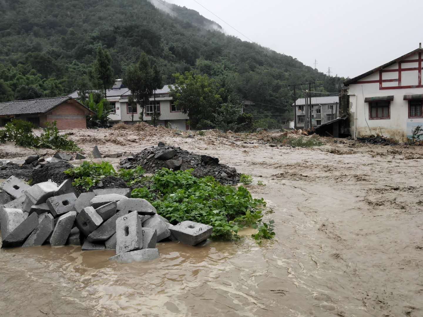 泥石流、山體滑坡等地質災害時有發生